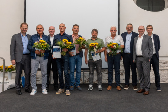 35 years with the company (from left): Joachim Kraft, Michael Schwab, Peter Lehmann, Jürgen Schlessmann and Udo Kirchner (all with flowers) with the management