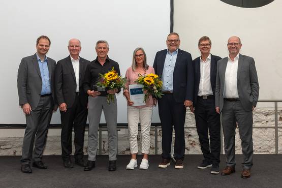 45 years in the Kurtz Ersa Group: Waltraud Häfner and Jürgen Rüppel (both with flowers) with the management