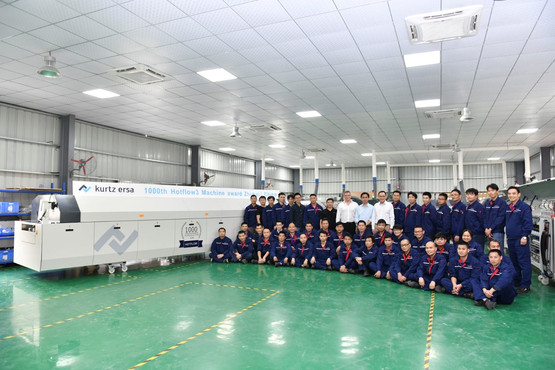 The team of Kurtz Zhuhai Manufacturing (KZM) with the 1,000th Ersa HOTFLOW reflow soldering machine produced in Zhuhai