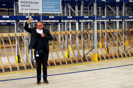 To the successful construction project: Thomas Mühleck, CFO/CEO a.i. and Managing Director of Kurtz Ersa Logistik GmbH, raises the glass