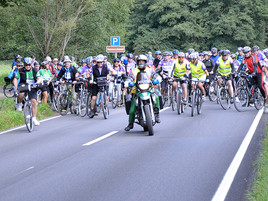 On Landrad(t)s-Tour: Landrat Thomas Schiebel and over 500 cyclists taking a break at the Eisenhammer