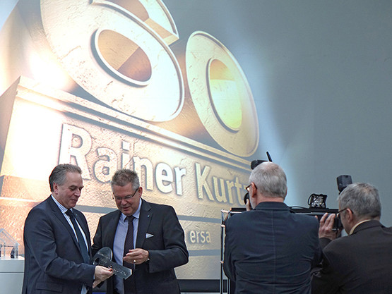 Rainer Kurtz hands over the key to the new ETC to Uwe Rothaug, CTO responsible for new technologies in the Kurtz Ersa Corporation