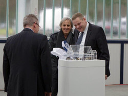 The gift on behalf of the company and staff – a glass model of the iron hammer works – was presented by CFO Thomas Mühleck and Chairman of the Works Council, Joachim Kraft