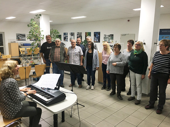 The current choir leader, diploma music teacher Petra Röhrig during rehearsal