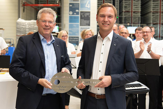 Kurtz Ersa CEO Rainer Kurtz hands over the key to Logistics Manager Matthias Hofmann