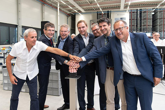 Representatives of Kurtz Ersa, business partner and Chief District Administrator Thomas Schiebel (2nd from left) put the central warehouse into operation