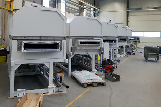 Contract Manufacturing Solar Industry: Single machines for a 30 m cooling line for the production of thin-film solar modules