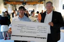 Donation to Aktion Regenbogen: Board member Michael Bannwarth (left) receives the cheque from the hands of CEO Rainer Kurtz