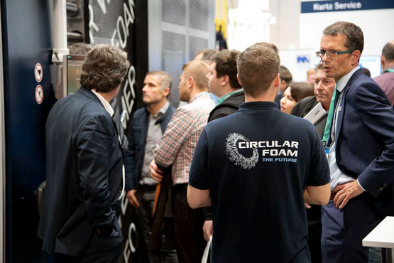 CIRCULAR FOAM – THE FUTURE: The booth team in numerous discussions about the new Kurtz processing technologies