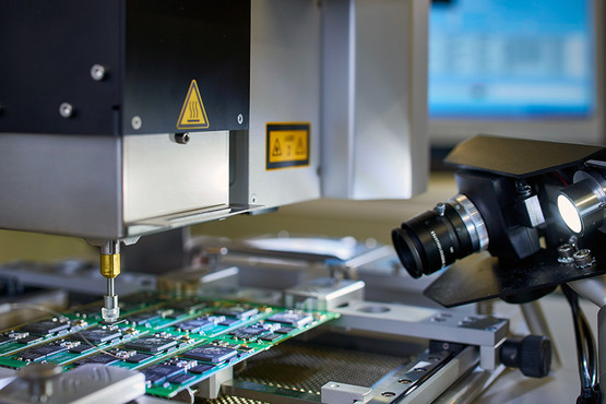 An Ersa HR 600 rework system is also used, especially for prototyping, to maintain the added value of the increasingly complex electronic assemblies