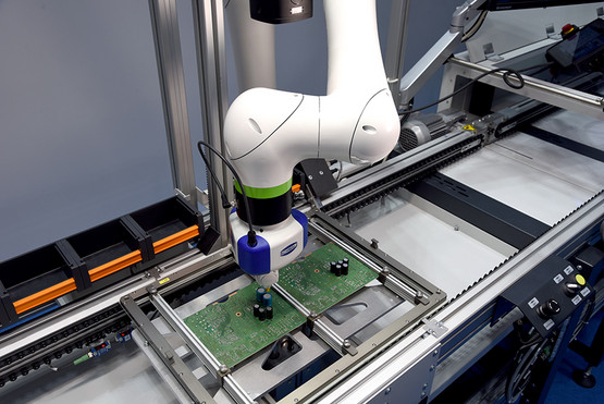 Robot equipping a printed circuit board. After successful conversion, it releases the next step itself via an enable switch