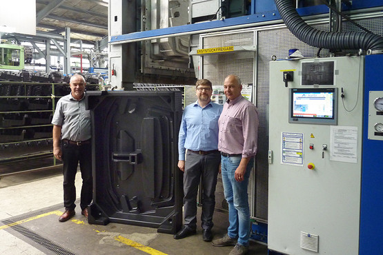 With oversized load carrier in front of new Kurtz machine (from left to right): Joachim Kempe, Managing Director Philippine GmbH & Co. Technische Kunststoffe KG, Stephan Gesuato, General Manager Protective Solutions Kurtz GmbH, and Axel Jansson, Productio
