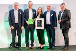 Accepting the IKU on behalf of the company (from left): Uwe Rothaug (Managing Director), Matthias Hofmann (Managing Director), Project Manager Lisa Knoops and Ralph Knecht (CEO); on the right: Oliver Krischer, Parliamentary State Secretary at the BMWK - P