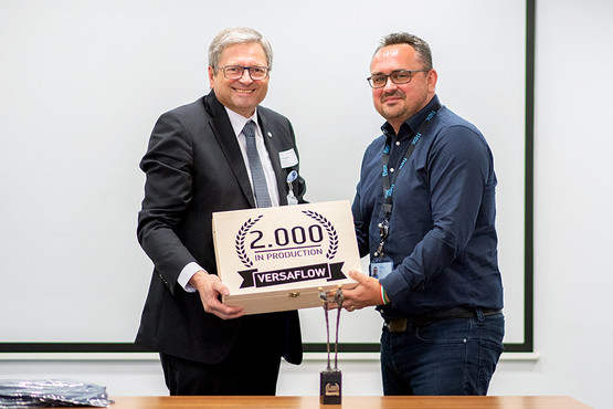 Ersa General Sales Manager Rainer Krauss (left) symbolically hands over the 2,000th VERSAFLOW 3/45 selective soldering system to Tamás Börcz, General Manager of Flex in Zalaegerszeg; Photo: Flex Ltd.