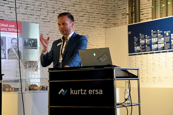 Dr. Sebastian Smerat during his presentation on "Business Success through Digital Service Innovations"