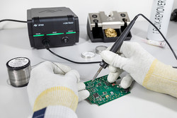 GREEN MEANS GO - unique operating concept including mobile app control: When all conditions for an assigned soldering task are met, the LED interface of the i-CON TRACE gives green light and the soldering process can start
