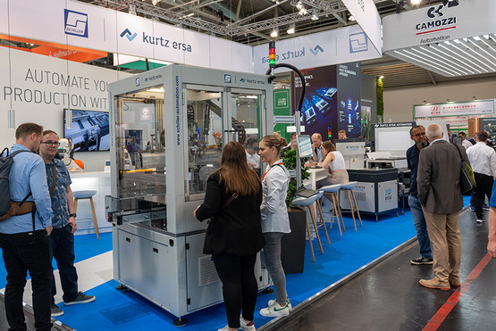 Premiere for SCHILLER AUTOMATION: For the first time, Sonnenbühl brought an exhibit to a trade fair; the flexible dispensing station for high-precision contours of a wide variety of adhesive and sealing materials met with great visitor interest