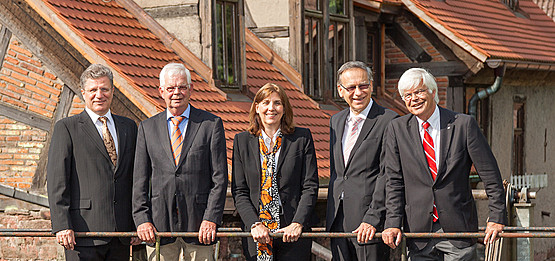Kurtz Ersa Advisory Board (from left to right): Dietmar Straub, Bernhard Kurtz, Tina-Maria Vlantoussi-Kaeser, Hans-Jürgen Thaus (Chairman of the Board) and Walter Kurtz in front of the water construction of the historic Eisenhammer
